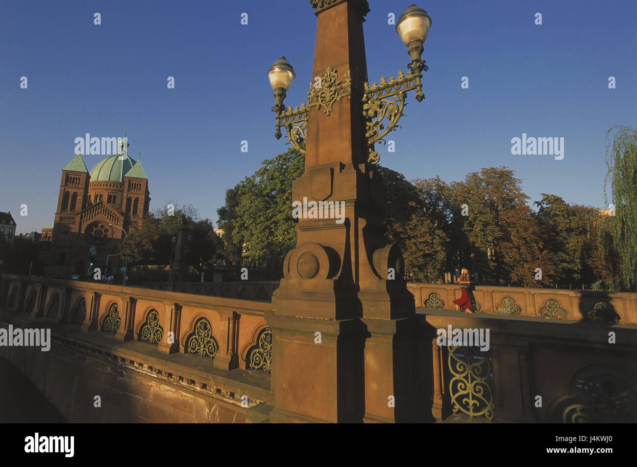 France, Alsace, Strasbourg, Pont de la Fonderie, Kire morceau-Pierre-le-Jeune, voir l'Europe, ville, St Pierre de Jung Kirche, église, pont, lanterne, de structures, d'architecture, de la culture, de l'endroit d'intérêt, vue Banque D'Images