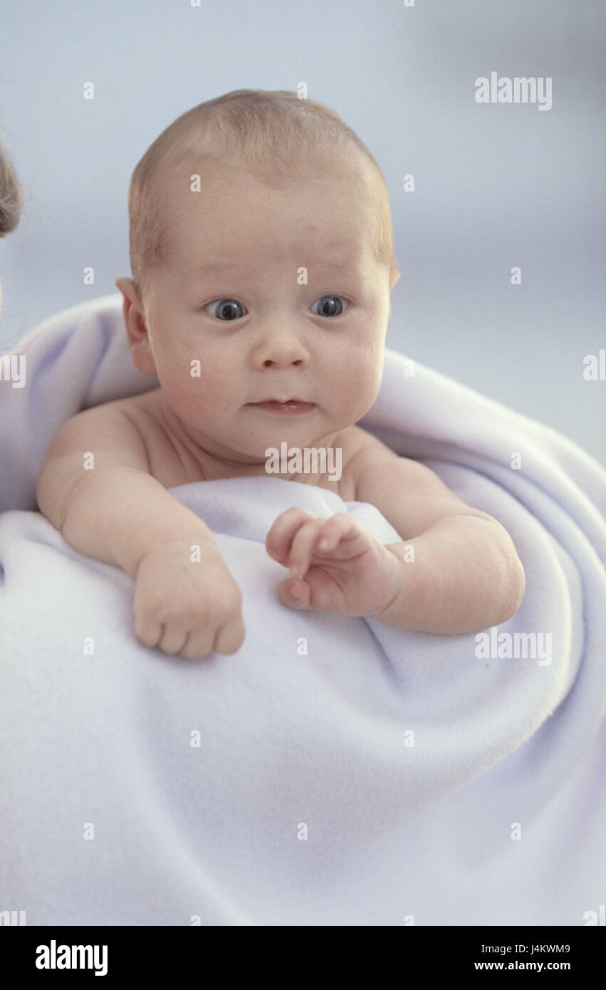 Des Profils Detail Bebe Transporter Epaule Plafond Portrait Enfant Petit 6 Semaines Bebe Couleur Des Yeux Bleu Couleurs Vives Fascine Observer L Attention A L Interieur La Conception Les Sens La Vue L Enfance L Innocence