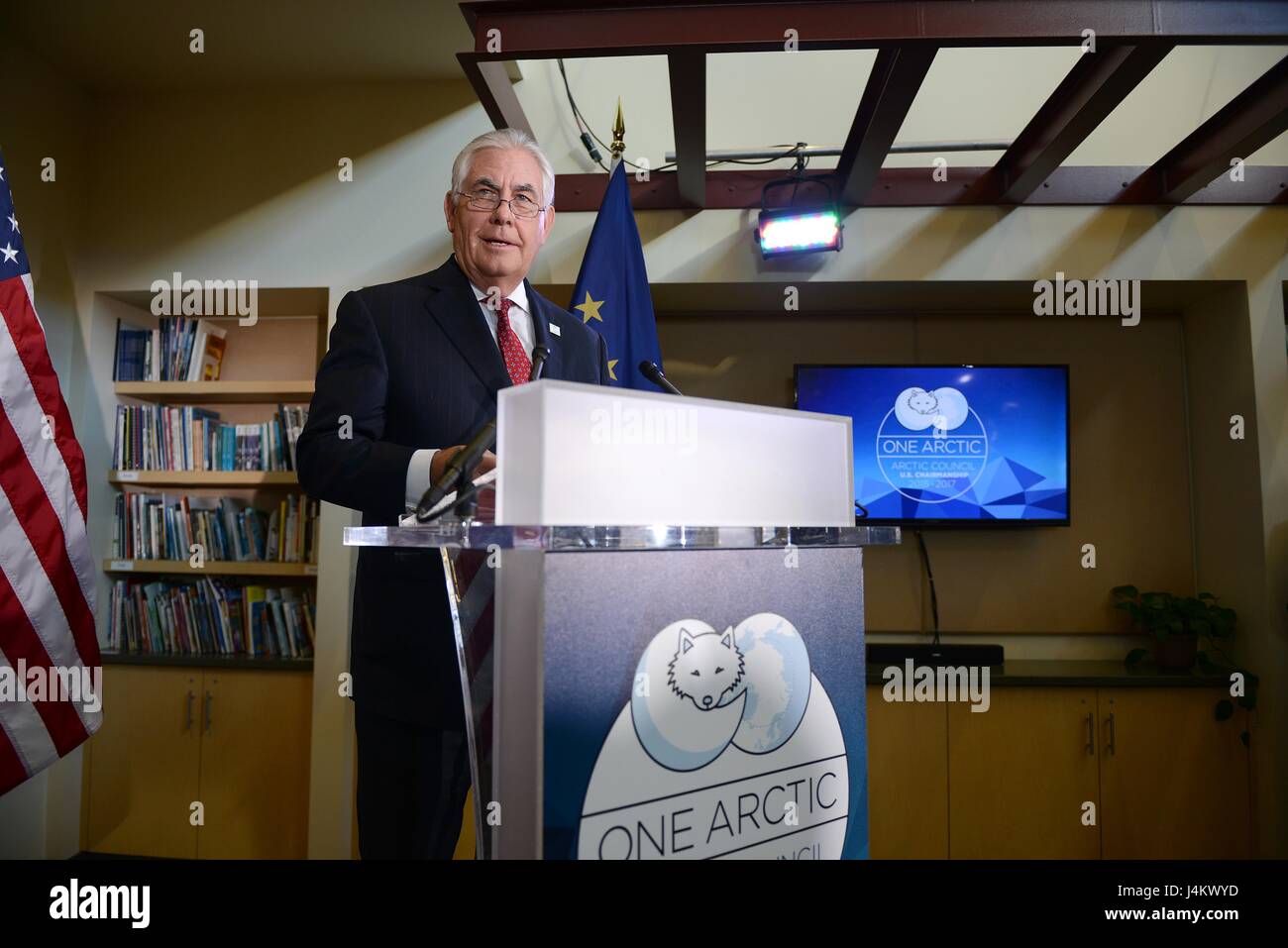 La secrétaire d'État des États-Unis, Rex Tillerson porte sur les participants de la 10e Réunion ministérielle du Conseil de l'Arctique réception à la Morris Thompson et centre d'information culturel 11 mai 2017 à Fairbanks, en Alaska. Banque D'Images