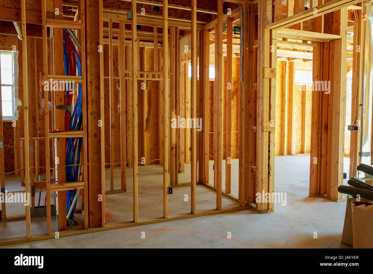 Bâtiment résidentiel de base ou la maison avec câblage électrique et thermique complète. Banque D'Images