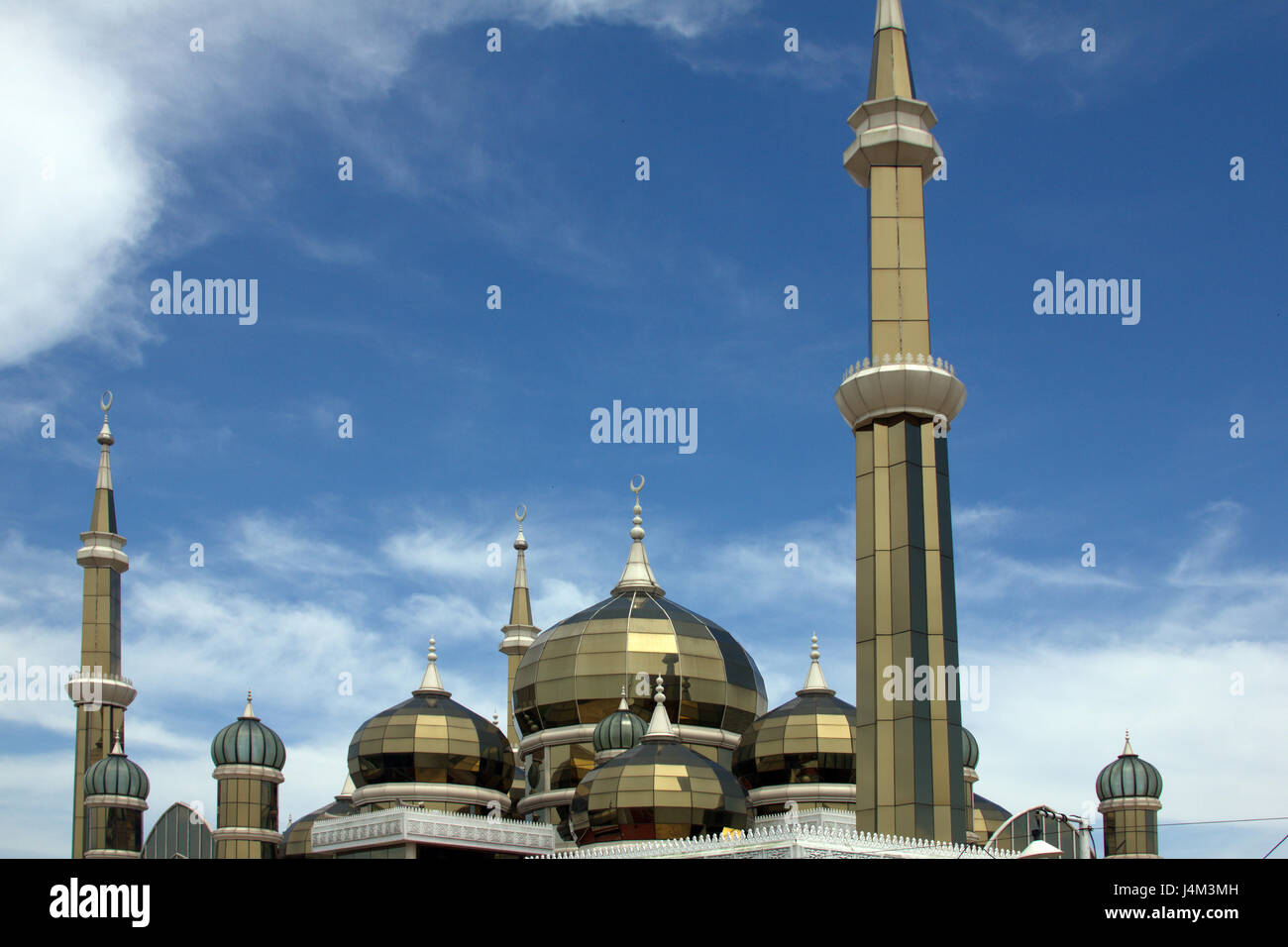 Plusieurs dômes aux parois de verre et les minarets de la mosquée de cristal à Kuala Lumpur, Malaisie l'état. Banque D'Images