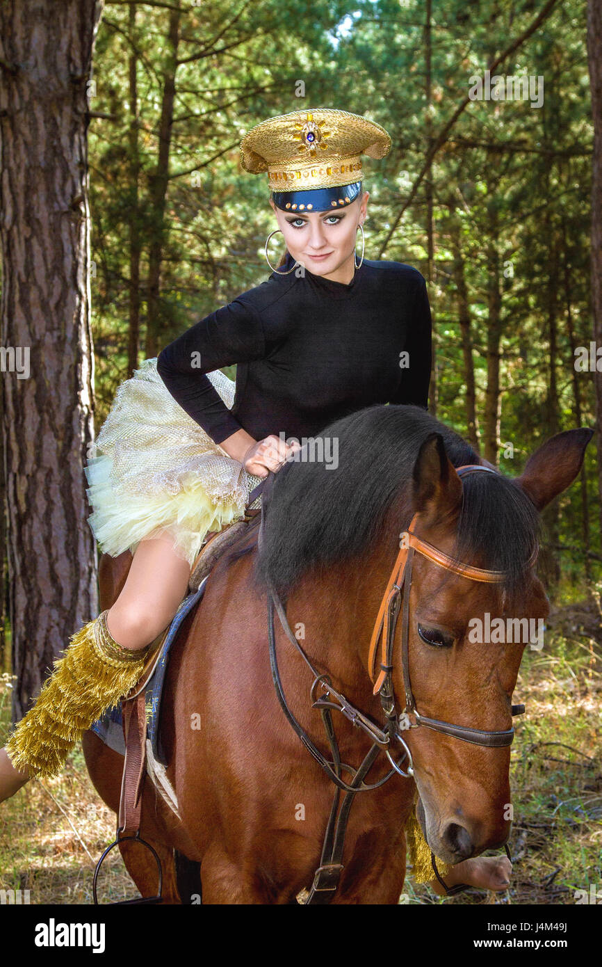 Droit d'une belle jeune fille en uniforme à cheval Banque D'Images