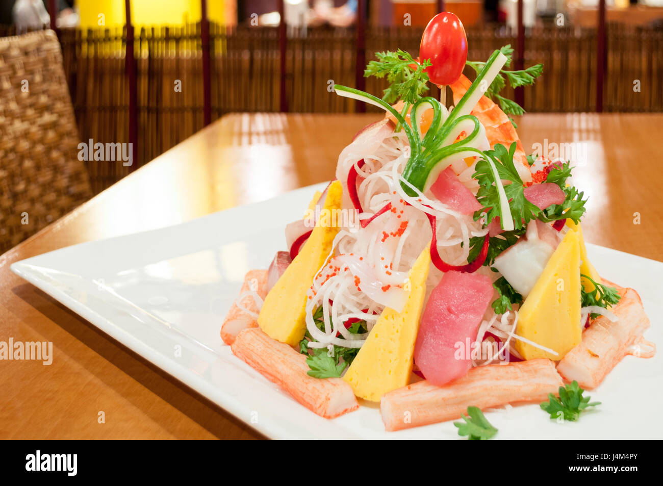Une salade de nouilles et sashimi géant, servi avec une variété de poissons crus, des fruits et légumes. Banque D'Images