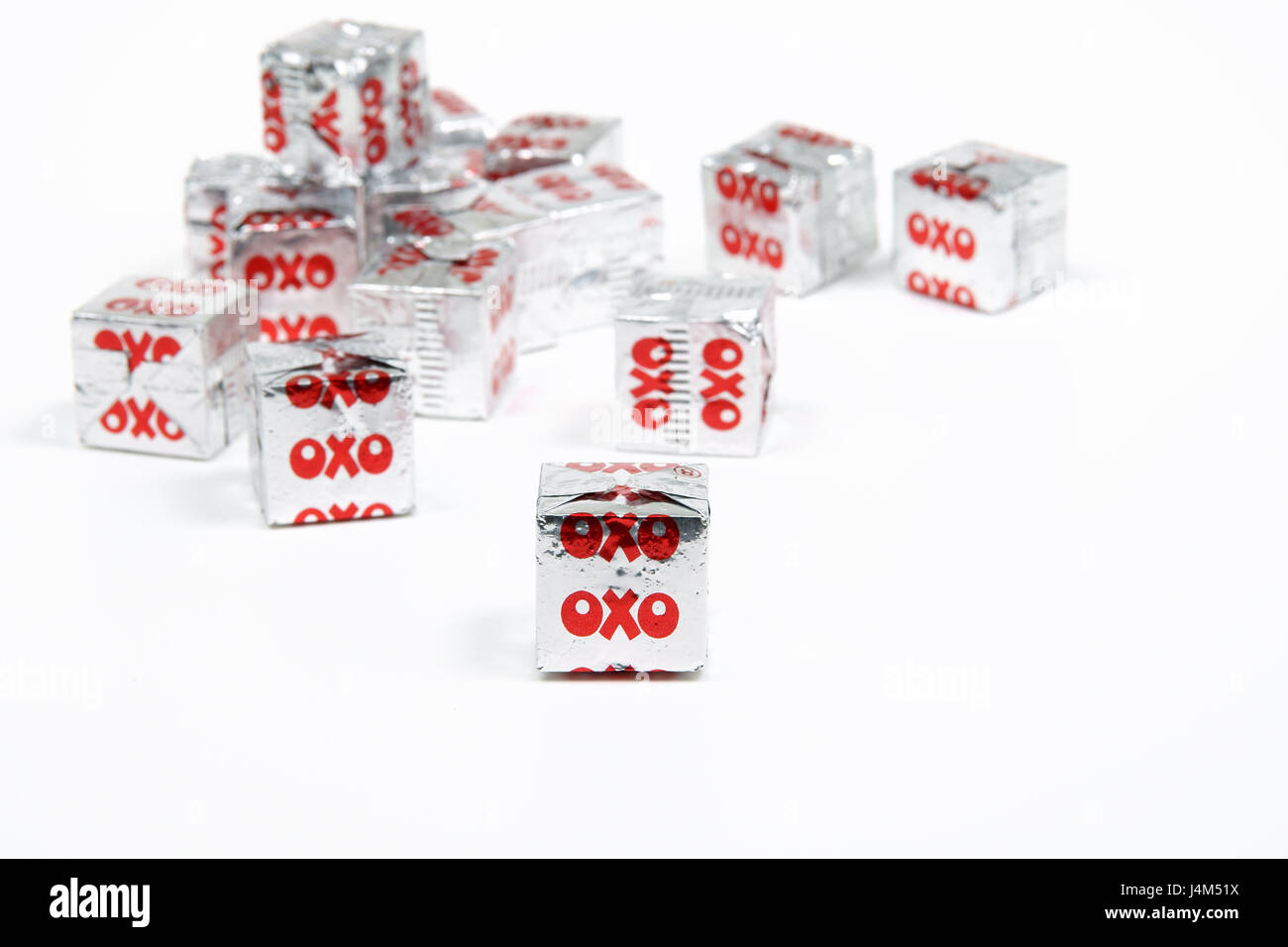 Stock OXO cubes dans leur emballage d'aluminium argent distinctif premier fabriqué en 1910 Banque D'Images