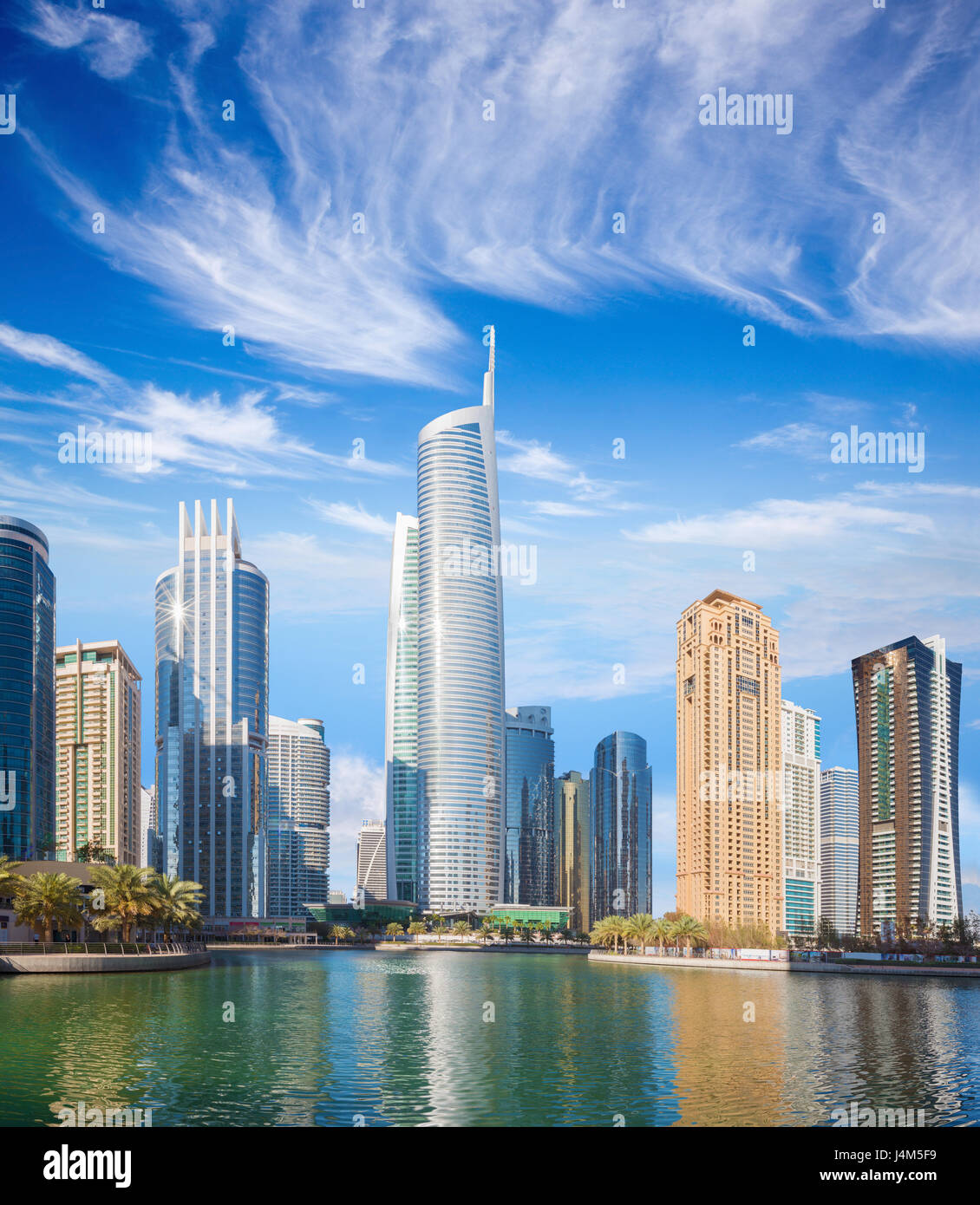 Taille De La Tour Almas Tower Les gratte-ciel de Dubaï - Jumeirah Lake Towers avec l'Almas tower Photo  Stock - Alamy