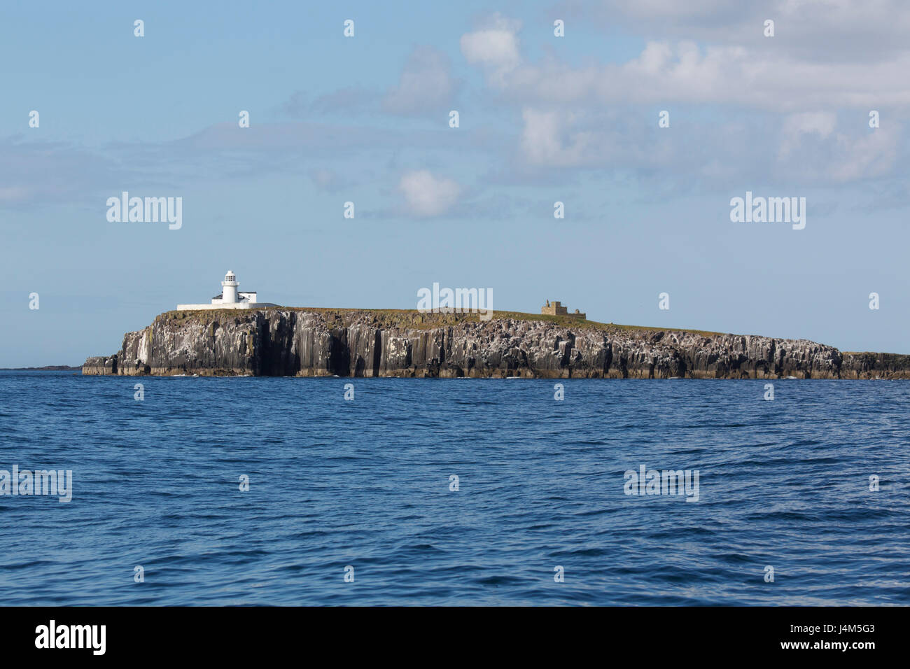 Inner Farne phare au sommet de la falaise de la Iles Farne au large de la côte de Northumberland en Angleterre. Banque D'Images
