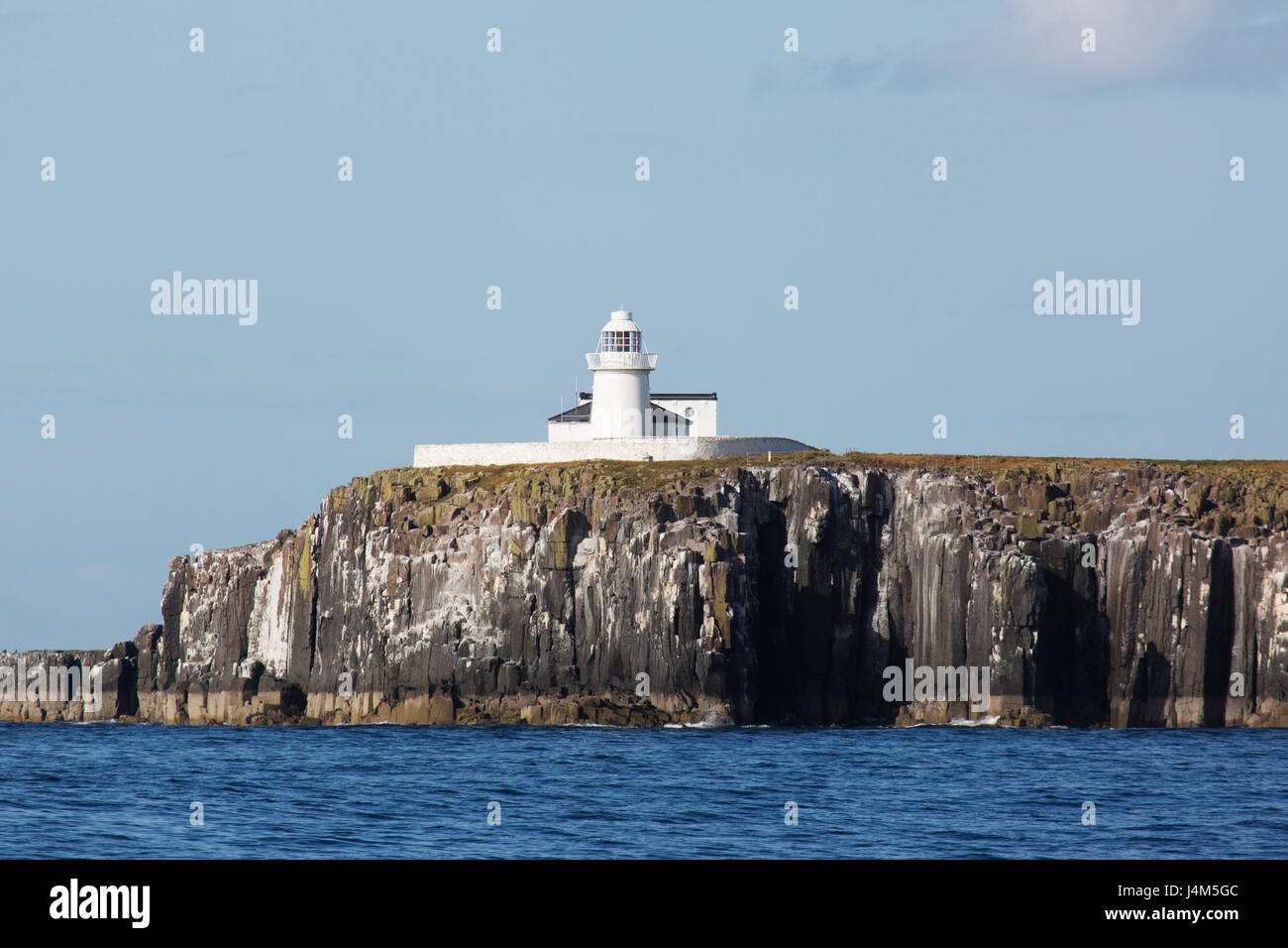 Inner Farne phare au sommet de la falaise de la Iles Farne au large de la côte de Northumberland en Angleterre. Banque D'Images