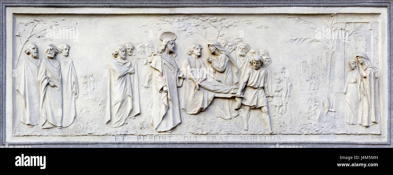 TURIN, ITALIE - 15 mars 2017 : Le relief de la résurrection du Fils de la veuve de Nain sur la façade de la basilique l'église Maria Ausiliatrice par Emilio Spa Banque D'Images