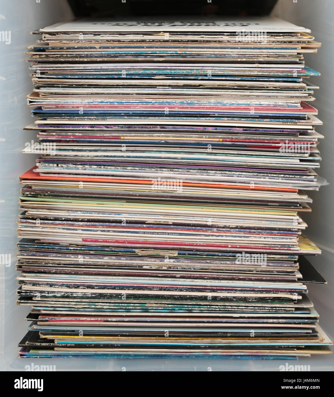 Les disques vinyles stockées dans une boîte Banque D'Images