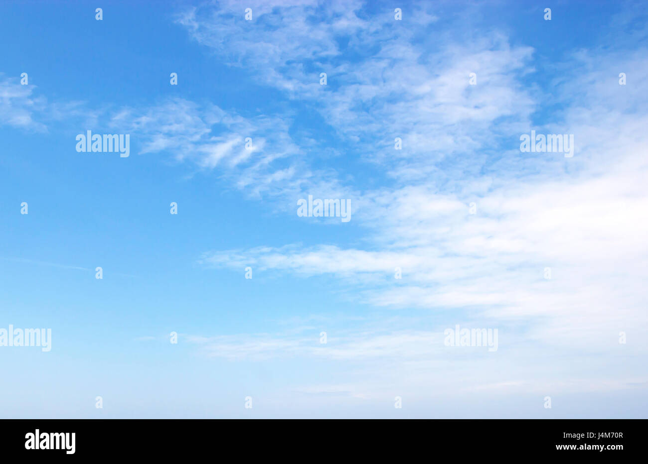 Ciel bleu avec le cloud Banque D'Images