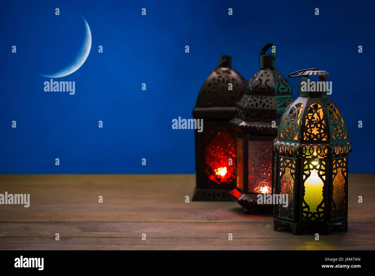 Fanous lumineux avec bougie artificielle motif ramadan Karim