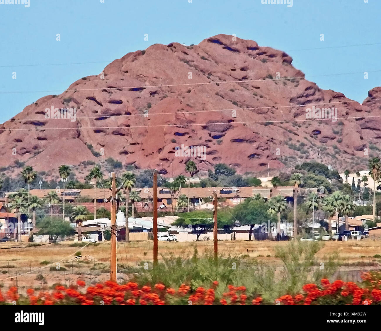 Il s'agit d'une haute montagne et une scène de logement ci-dessous Banque D'Images