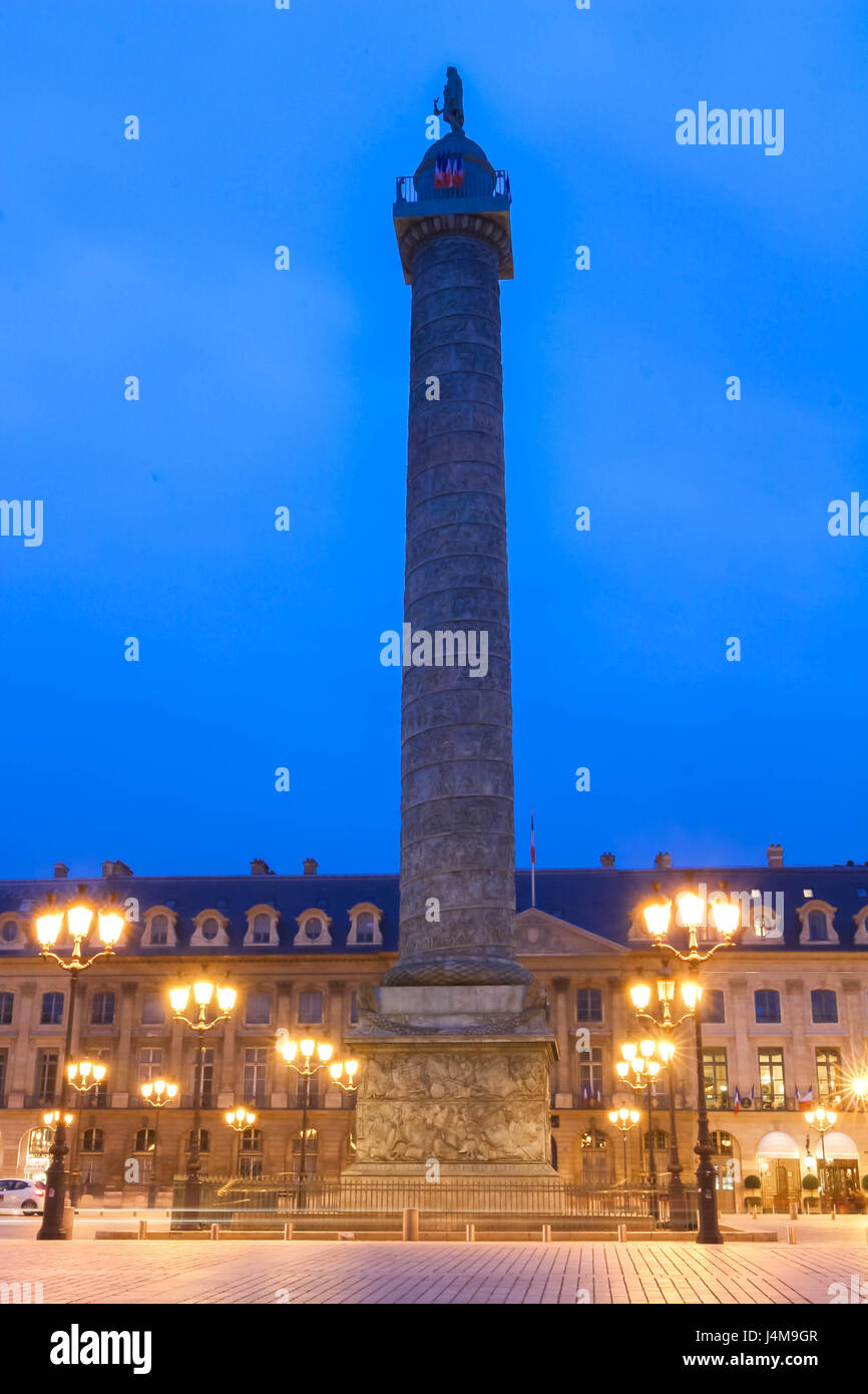 La colonne Vendôme avec statue de Napoléon Bonaparte, sur la Place Vendôme, la nuit, en France. La colonne Vendôme a 425 bas-relief en spirale des plaques de bronze Banque D'Images