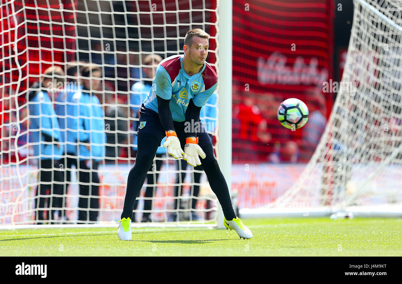 Burnley gardien Tom Heaton se réchauffe avant le premier match de championnat au stade de la vitalité, de Bournemouth. Banque D'Images