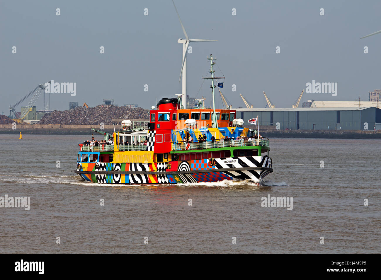 La voile sur le traversier Dazzle Mersey Liverpool, créé par Sir Peter Blake, dans le cadre de la commémoration de la Première Guerre mondiale. Banque D'Images