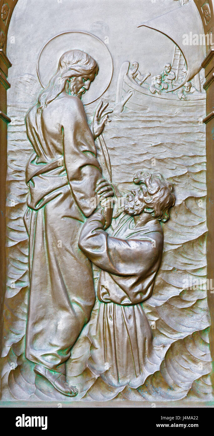 BERLIN, ALLEMAGNE - 14 février, 2017 : la décharge de bronze de Jésus Christ marchant sur l'eau de mer et de demander de l'aide de Peter Jésus sur la porte de Dom par Ot Banque D'Images