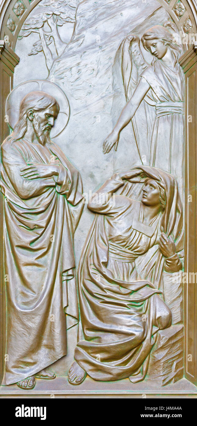 BERLIN, ALLEMAGNE - 14 février, 2017 : Le relief de bronze de l'apparence du Christ à Marie Madeleine sur la porte de Dom par Otto Lessing (1906). Banque D'Images