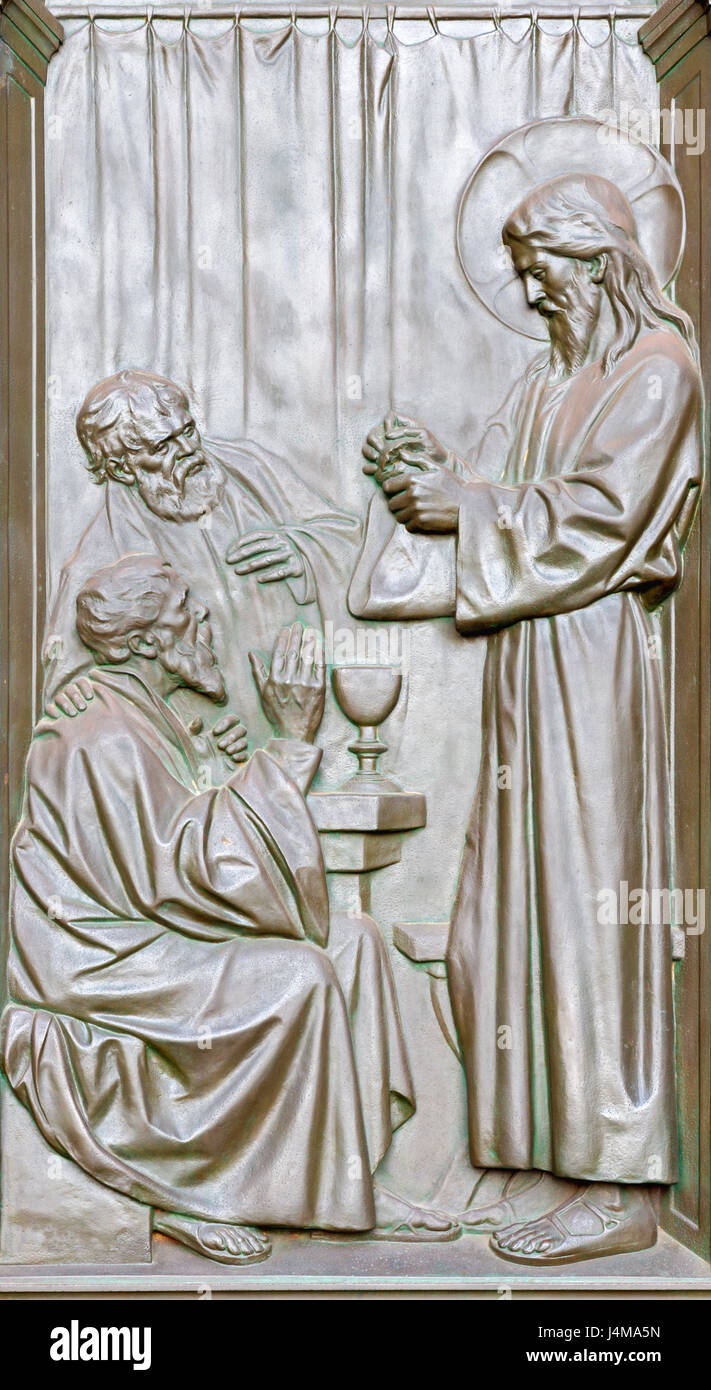 BERLIN, ALLEMAGNE - 14 février, 2017 : le soulagement de bronze Cène de Jésus avec les disciples à Emamus sur la porte de Dom par Otto Lessing (1906). Banque D'Images