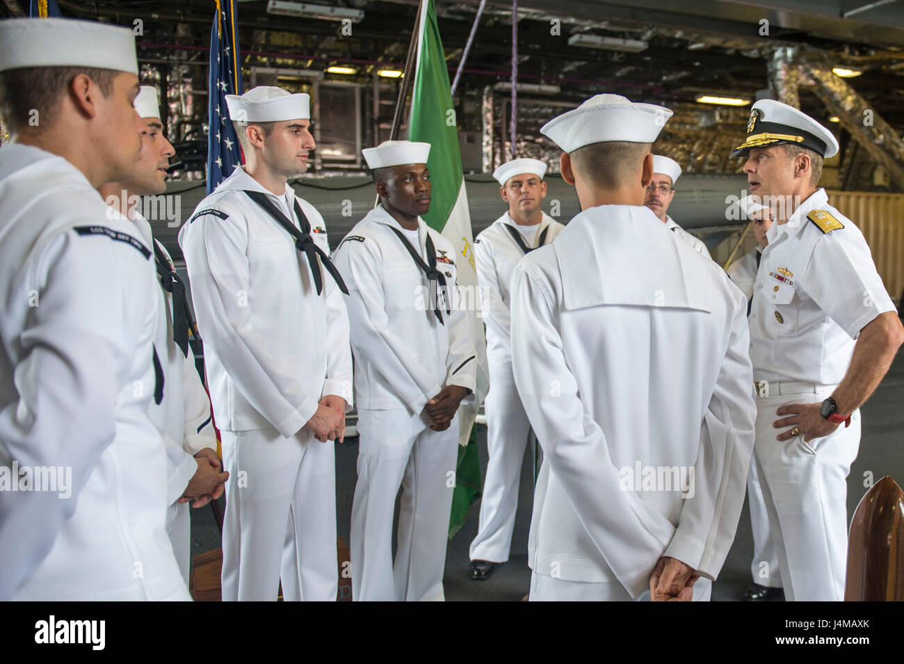 161111-N-MW990-013 BASE NAVALE de Changi, Singapour (11 novembre 2016) Les marins à bord de l'USS Coronado LCS (4) parler avec Adm arrière. Don Gabrielson, commandant de la Task Force 73, avant un appel mains libres à bord du navire. En ce moment à tour de déploiement à l'appui de l'Asia-Pacific rééquilibrer, Coronado est un navire de guerre rapide et agile sur mesure pour patrouiller les eaux littorales de la région et travailler à coque coque avec des marines, partenaire fournissant 7e flotte avec les capacités flexibles dont elle a besoin maintenant et dans l'avenir. (U.S. Photo de la marine du Maître de 2e classe Michaela Garrison/libéré) Banque D'Images