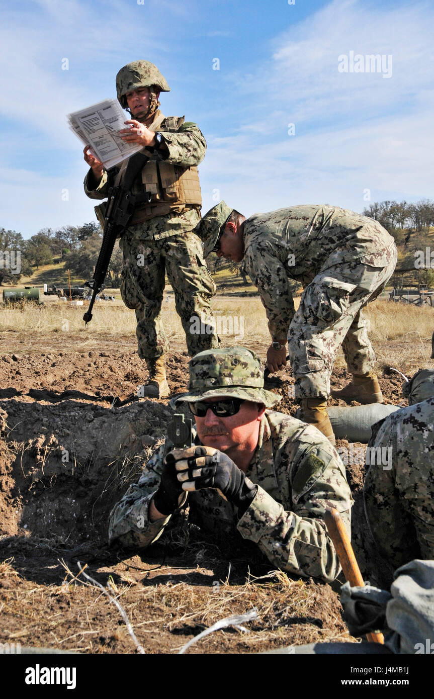161104-N-XK513-205 Fort Hunter Liggett, ca. (Nov. 4, 2016) - Les Marins affectés au Bataillon mobile de construction navale (18) set 18 NMCB leur champ de tir pour une fosse de combat défensive dans le cadre d'un exercice de formation sur le terrain (FTX). 18 NMCB effectue cette FTX dans le cadre de leur obligation annuelle de formation et de maintenir la disponibilité du déploiement. (U.S. Photo de la marine du Maître de 2e classe Ian Carver/relâché). Banque D'Images