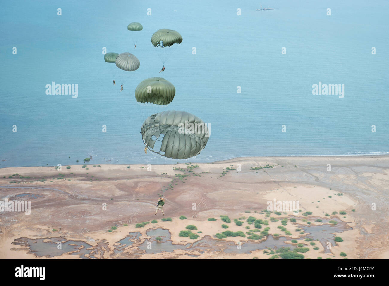 Les aviateurs de sauveteurs-parachutistes de la 82e Escadron de sauvetage expéditionnaire de procéder à un saut de ligne statique d'un HC-130P Roi près du Camp Lemonnier, Djibouti, le 4 mai 2017. La 82e QRE conduite gamme complète la récupération du personnel, l'évacuation, l'évacuation médicale, et sensible à l'appui de la fonction de récupération du personnel du Département de l'intérieur de la Combined Joint Task Force - Corne de l'Afrique zone d'opérations. (U.S. Air Force photo par le Sgt. Russ Scalf) Banque D'Images