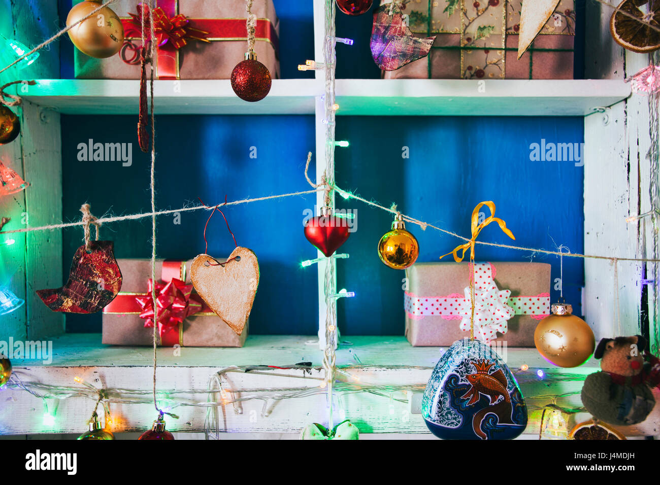 Coffrets cadeaux sur étagères en bois près de ornaments Banque D'Images