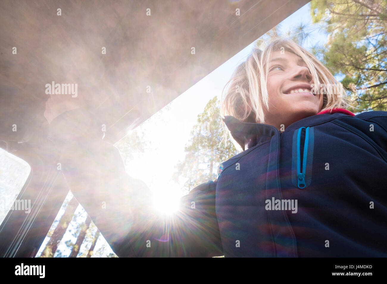 Portrait of Caucasian boy in car window Banque D'Images