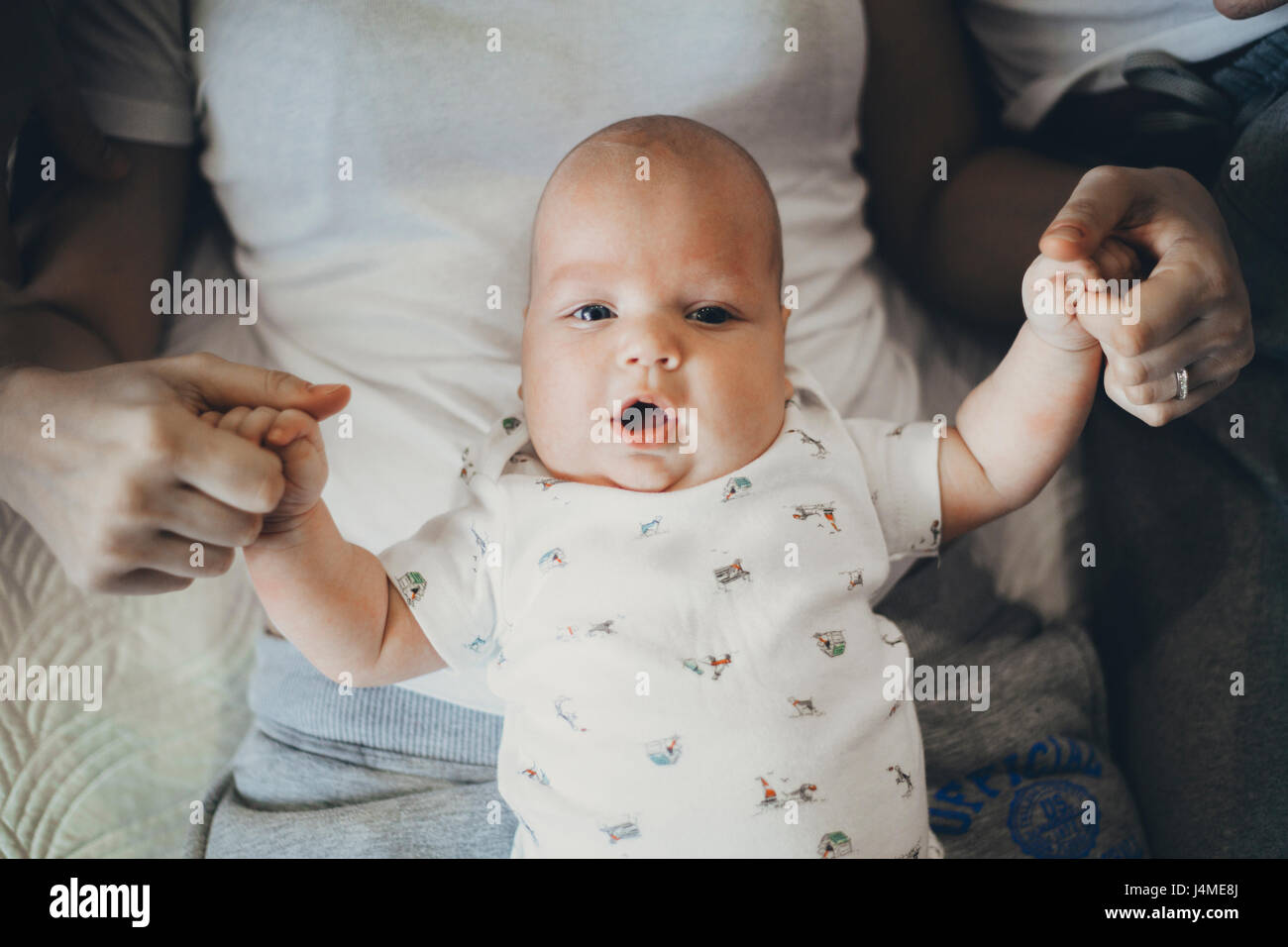 Caucasian mother holding baby de fils dans lap Banque D'Images