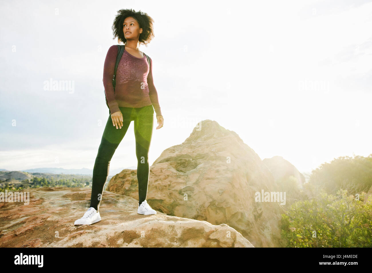Black woman standing on rock formation Banque D'Images