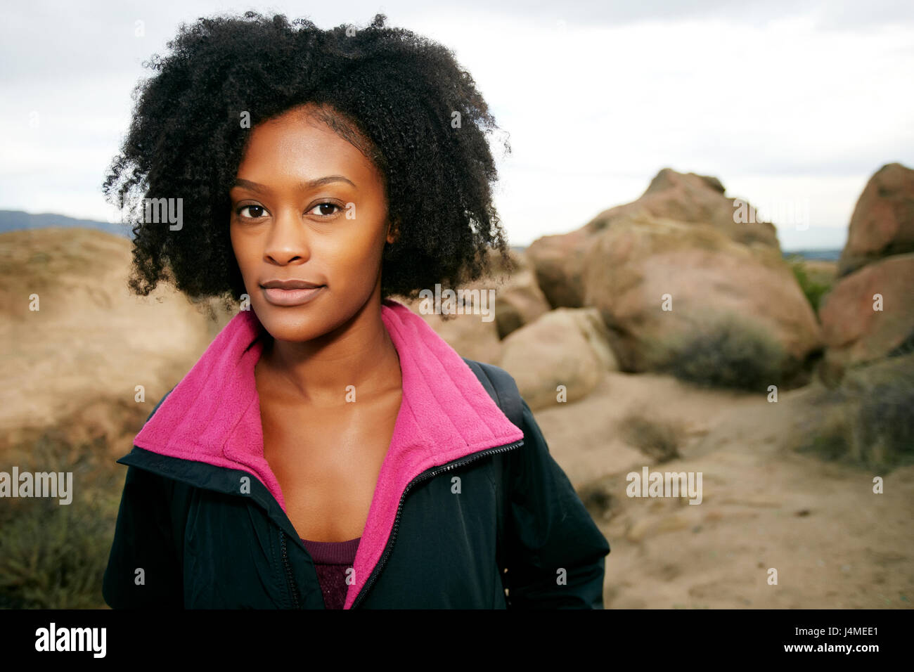Portrait de femme noire grave posant sur rock formation Banque D'Images