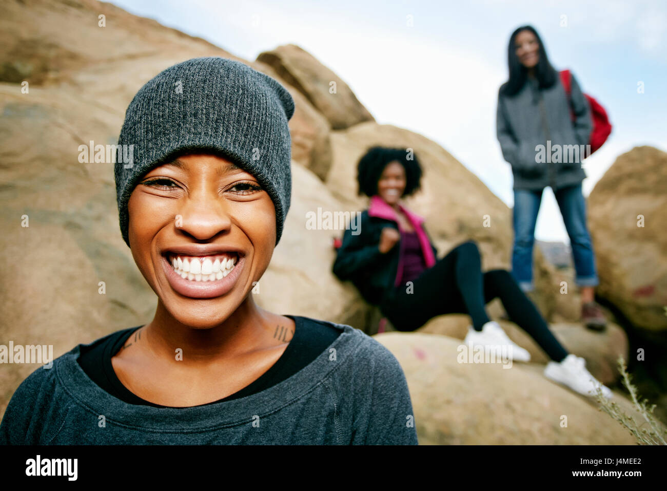 Portrait of smiling women posing on rock formation Banque D'Images