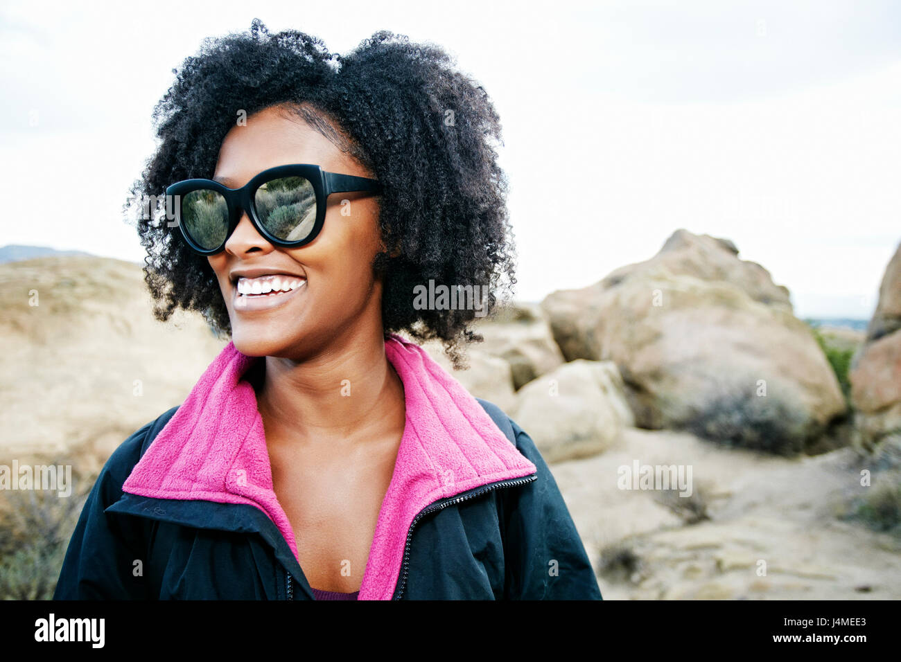 Portrait de femme noire de rire sur rock formation Banque D'Images
