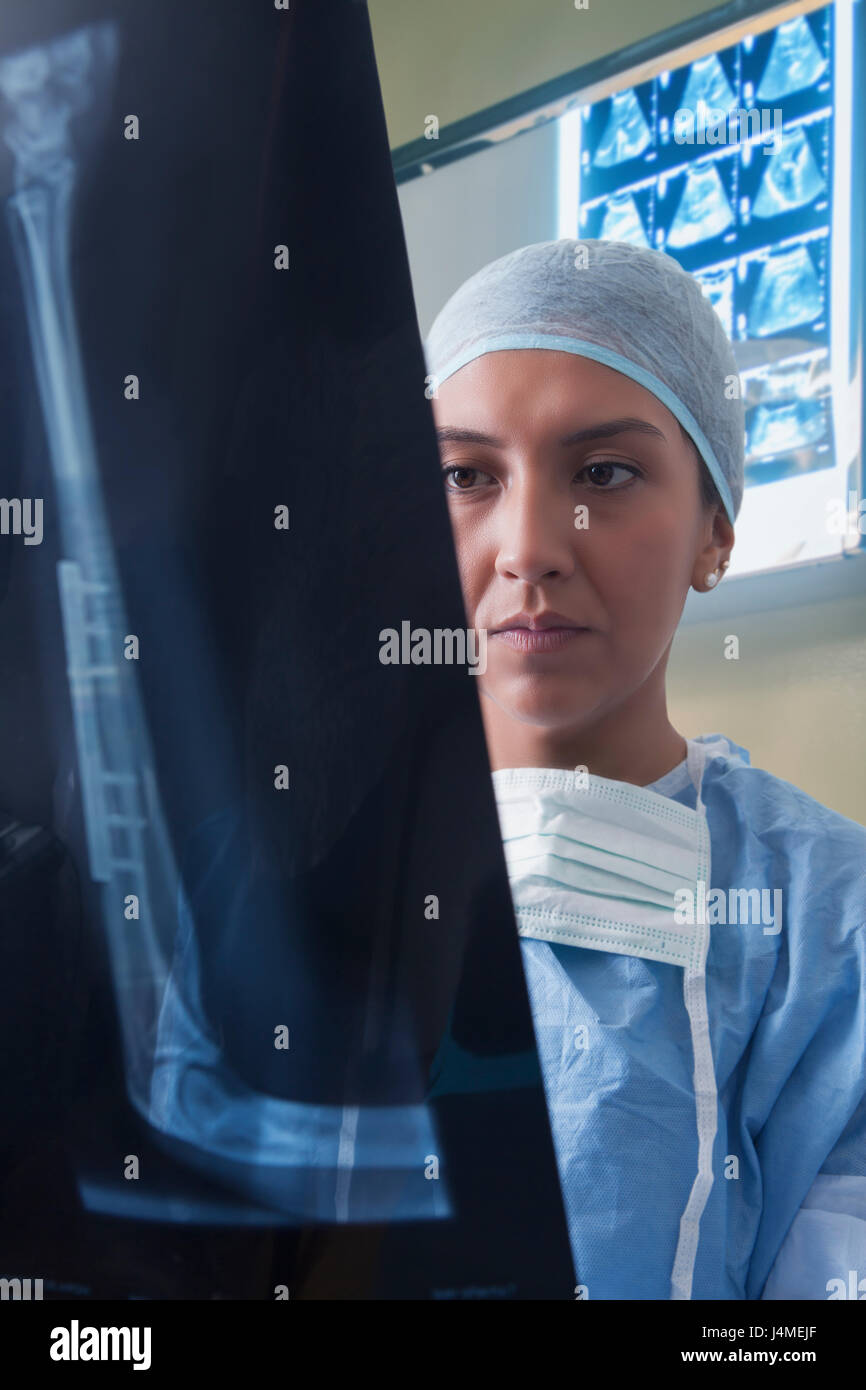 Hispanic surgeon examining x-ray Banque D'Images