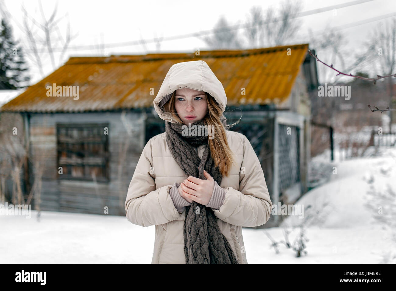 Caucasian woman wearing manteau et écharpe en hiver Banque D'Images