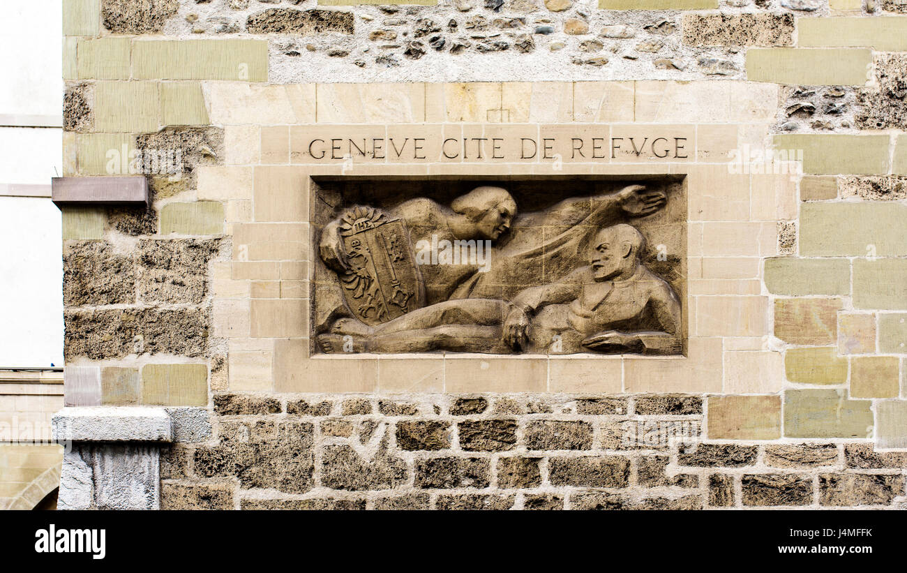 Genève, Suisse. 13 avril 2016. statue et inscription qui dit "Genève, ville de refuge' dans la tour Molard dans la Rue du Rhone Banque D'Images