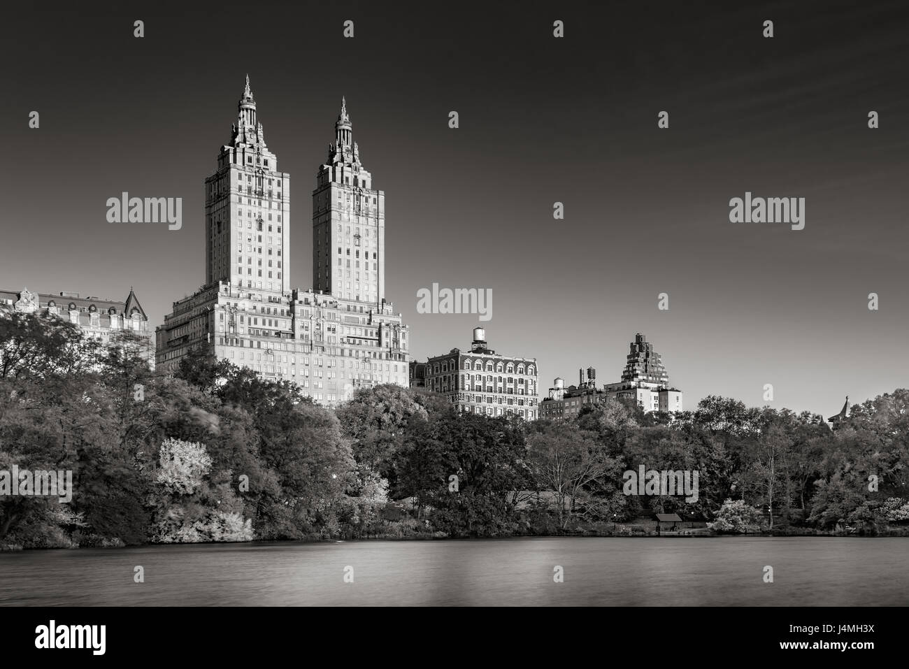 Lever du soleil sur les bâtiments de l'Upper West Side et Central Park Lake (noir et blanc). Manhattan, New York City Banque D'Images