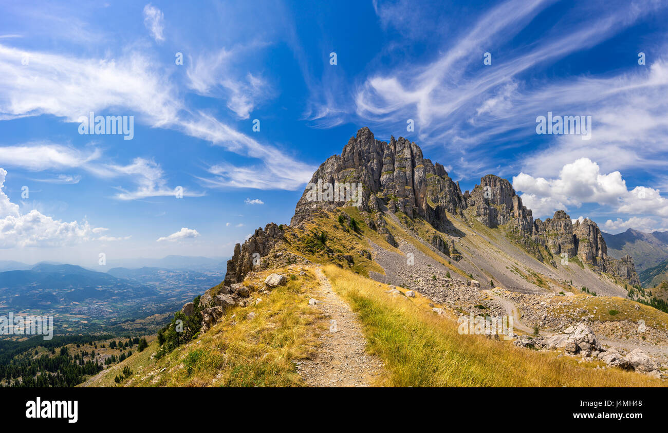 Les aiguilles (aiguilles de Chabrieres Chabrieres) dans le Parc National des Écrins en été. Hautes-Alpes, Alpes du Sud, France Banque D'Images