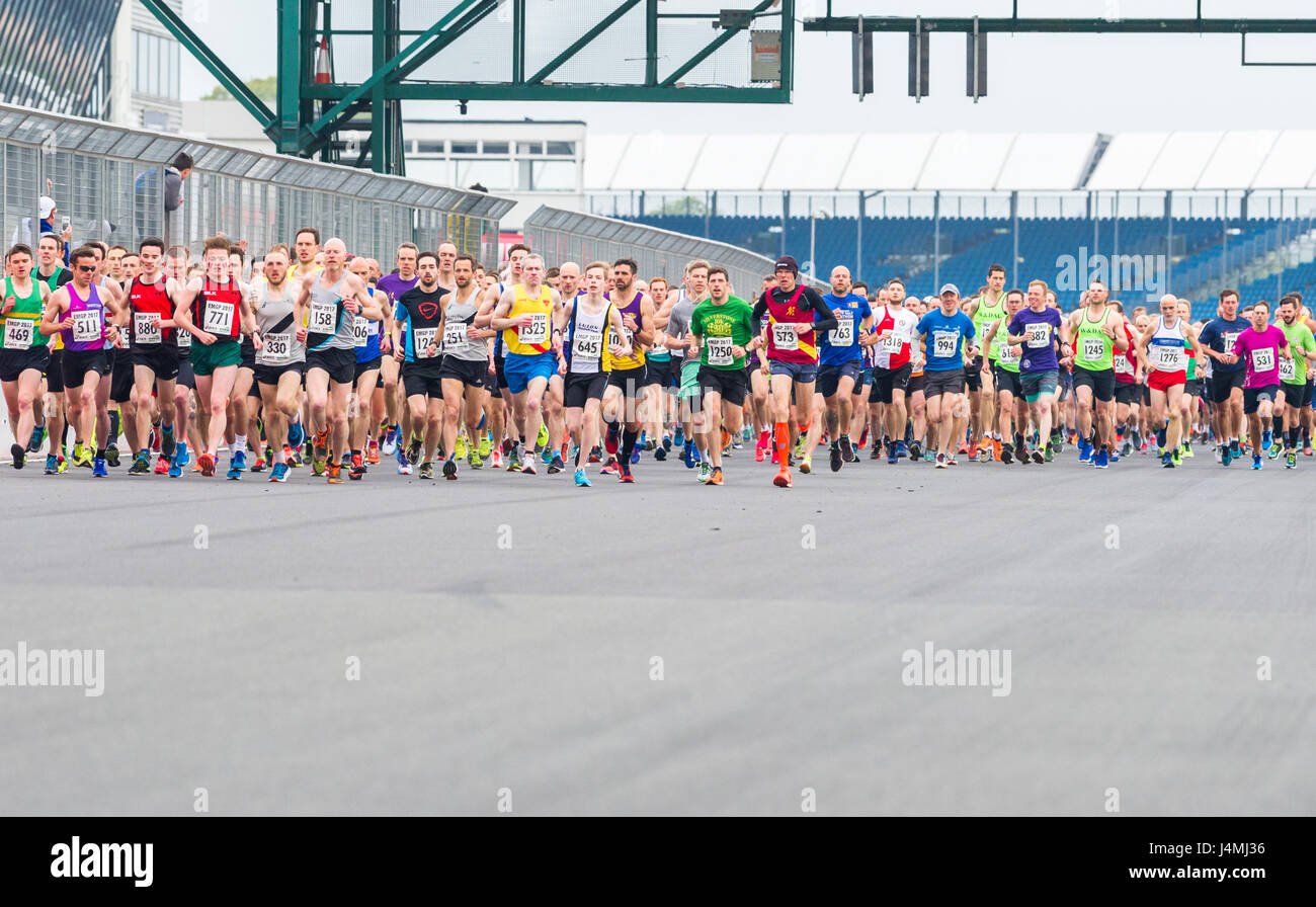 L'exécution de concurrents sur le circuit de Silverstone Motor 10K événement. Banque D'Images