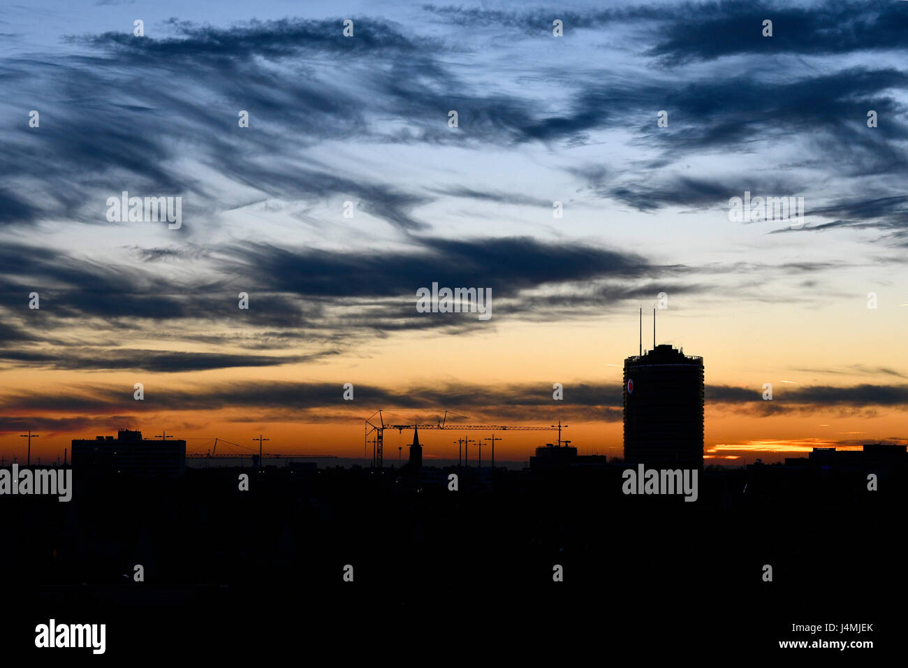 Coucher de soleil d'automne et nuages spectaculaires au-dessus de la tour de bureau du Campus Vodafone à Düsseldorf 15.10.2016, Banque D'Images