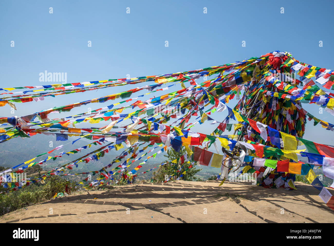 Drapeau de prière colorés près de l'ancienne montagne et saint Namobuddha monastère. Dhulikhel, Népal. Banque D'Images