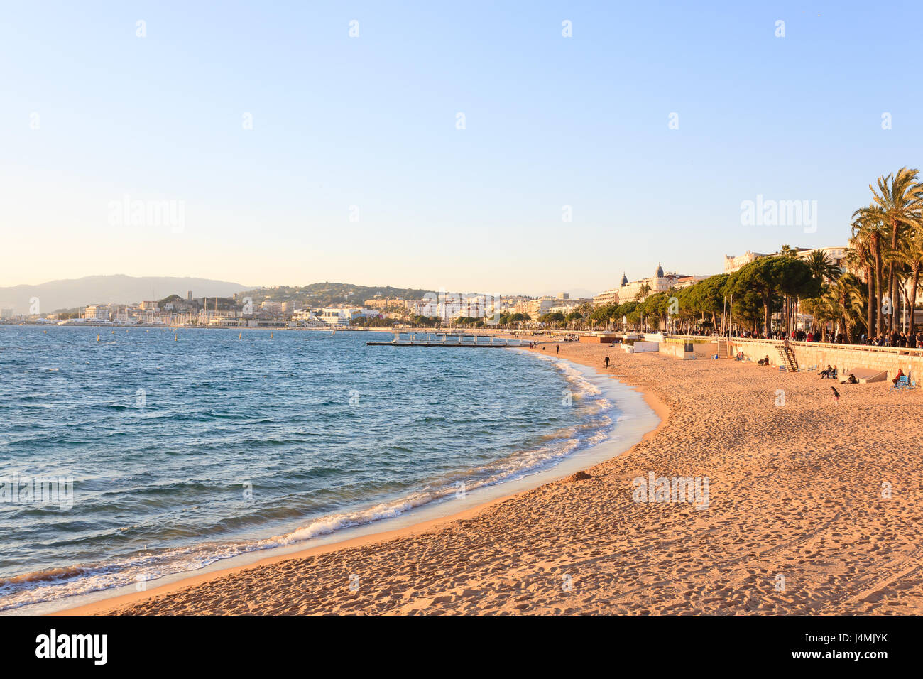 Plage de Cannes vue jour, France. Célèbre ville du sud de la France. Promenade de la Croisette Banque D'Images