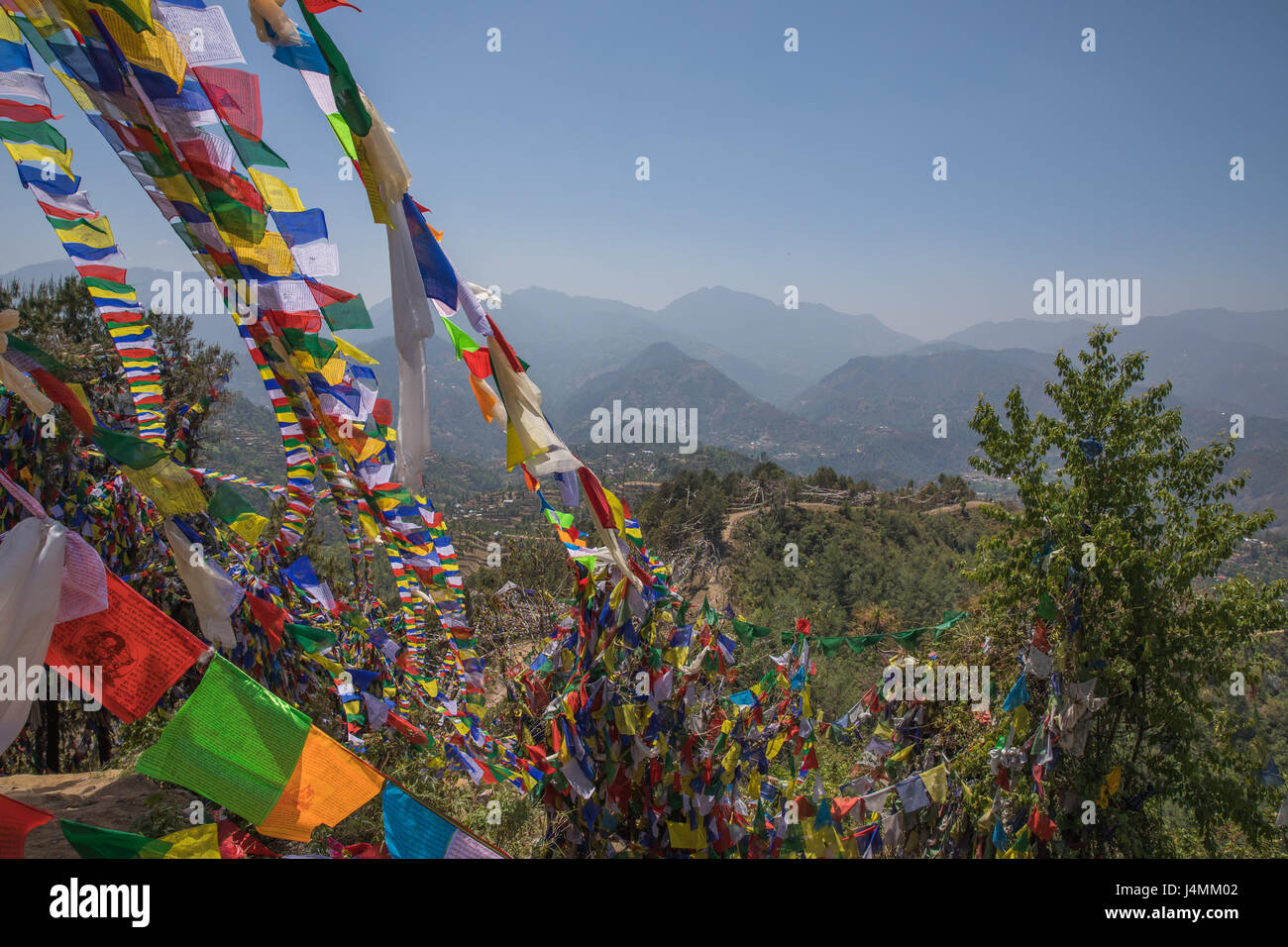 Drapeau de prière colorés près de l'ancienne montagne et saint Namobuddha monastère. Dhulikhel, Népal. Banque D'Images