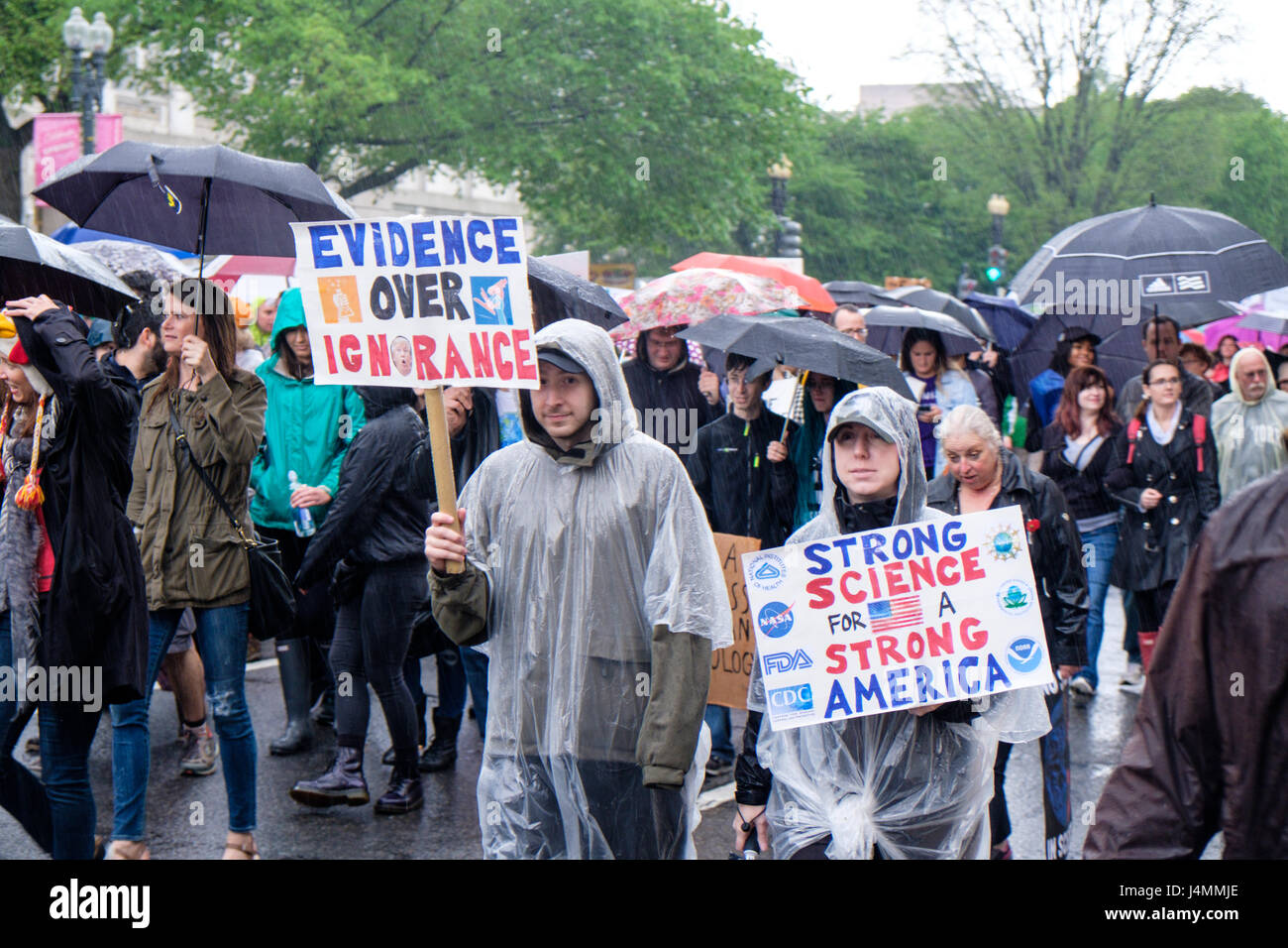 Pour la science mars rassemblement le jour de la Terre, Washington DC, USA, le 22 avril 2017. Des militants et manifestants marchant le long de la Constitution Avenue à l'United St Banque D'Images