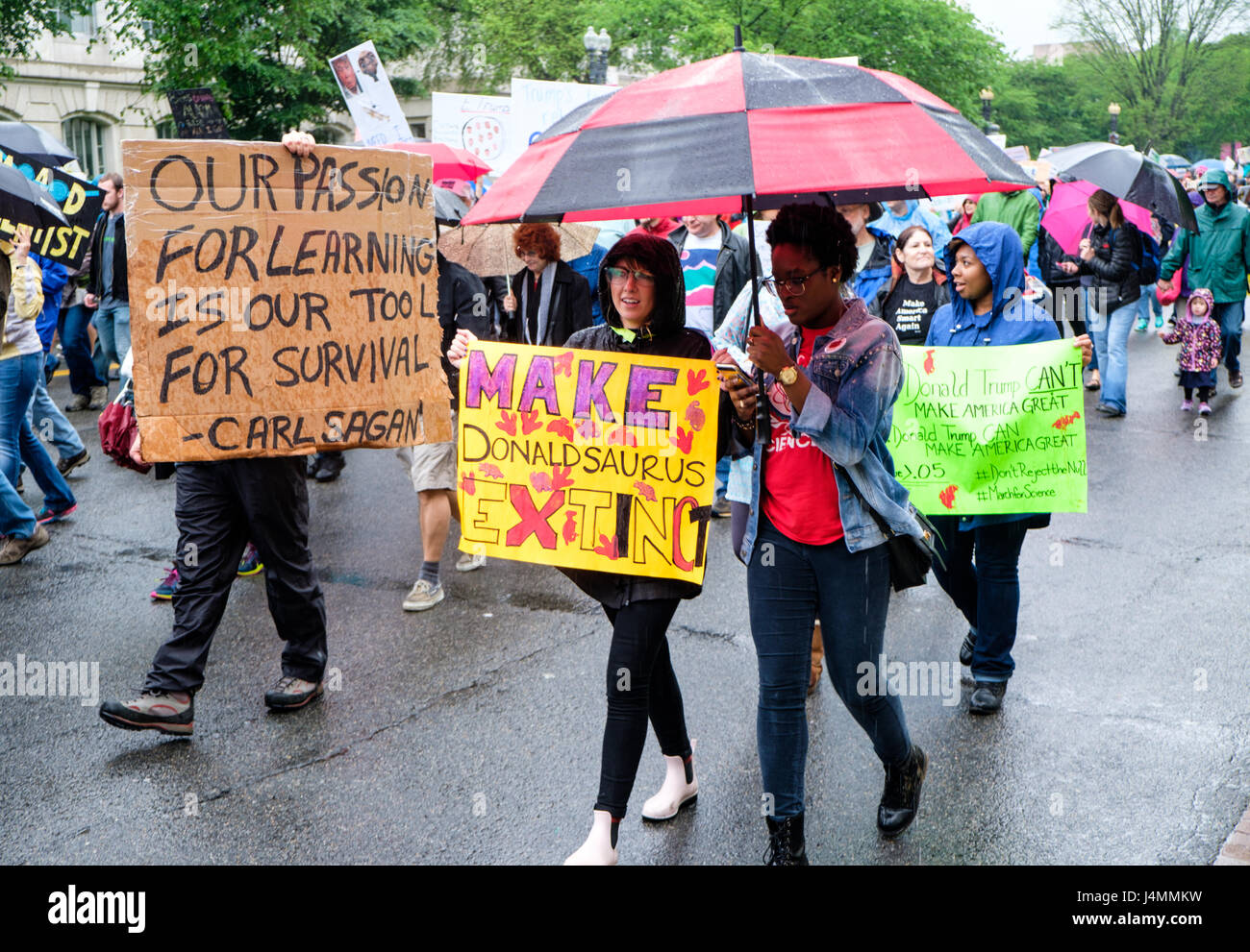 Pour la science mars rassemblement le jour de la Terre, Washington DC, USA, le 22 avril 2017. Des militants et manifestants marchant le long de la Constitution Avenue à l'United St Banque D'Images