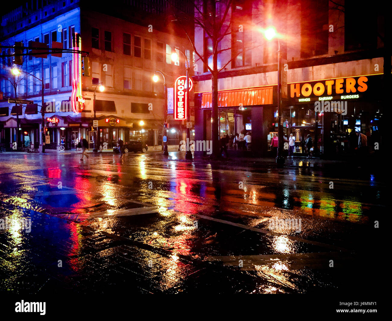 Peachtree Street dans le centre-ville d'Atlanta sur une nuit pluvieuse, Georgia, USA Banque D'Images