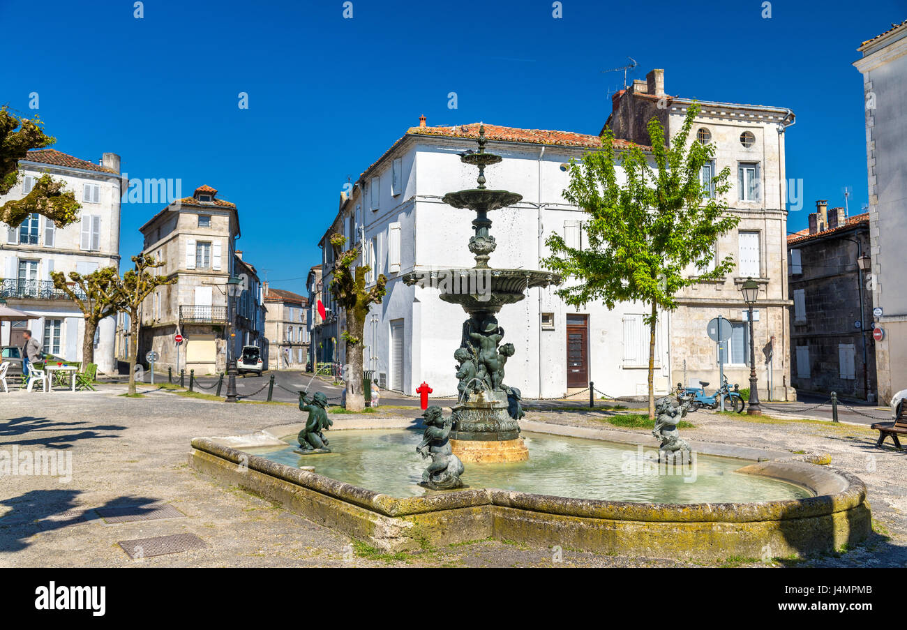 Fontaine sur la Place du minage à Angoulême, France Banque D'Images