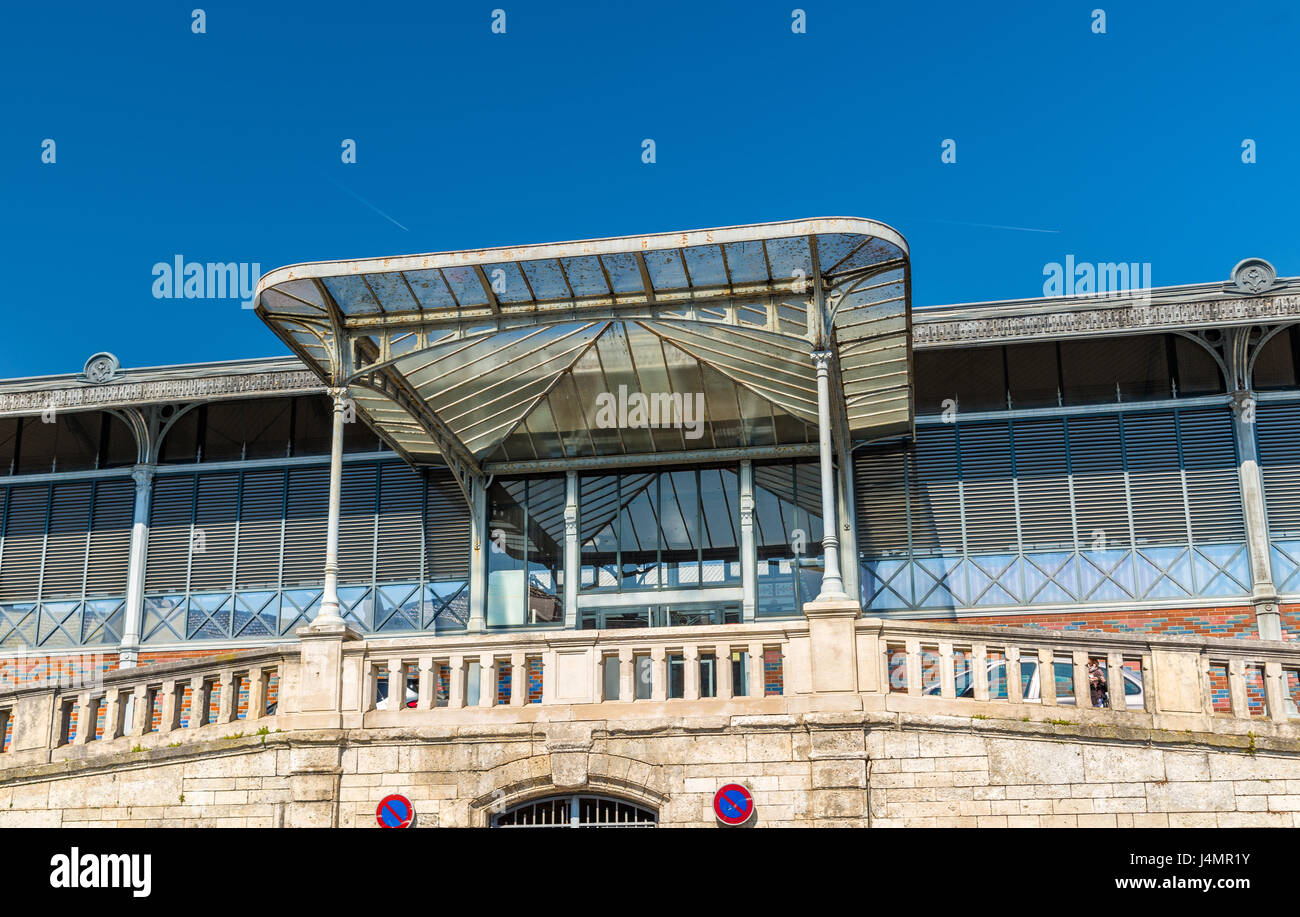 Le marché des Halles à Angoulême, France Banque D'Images