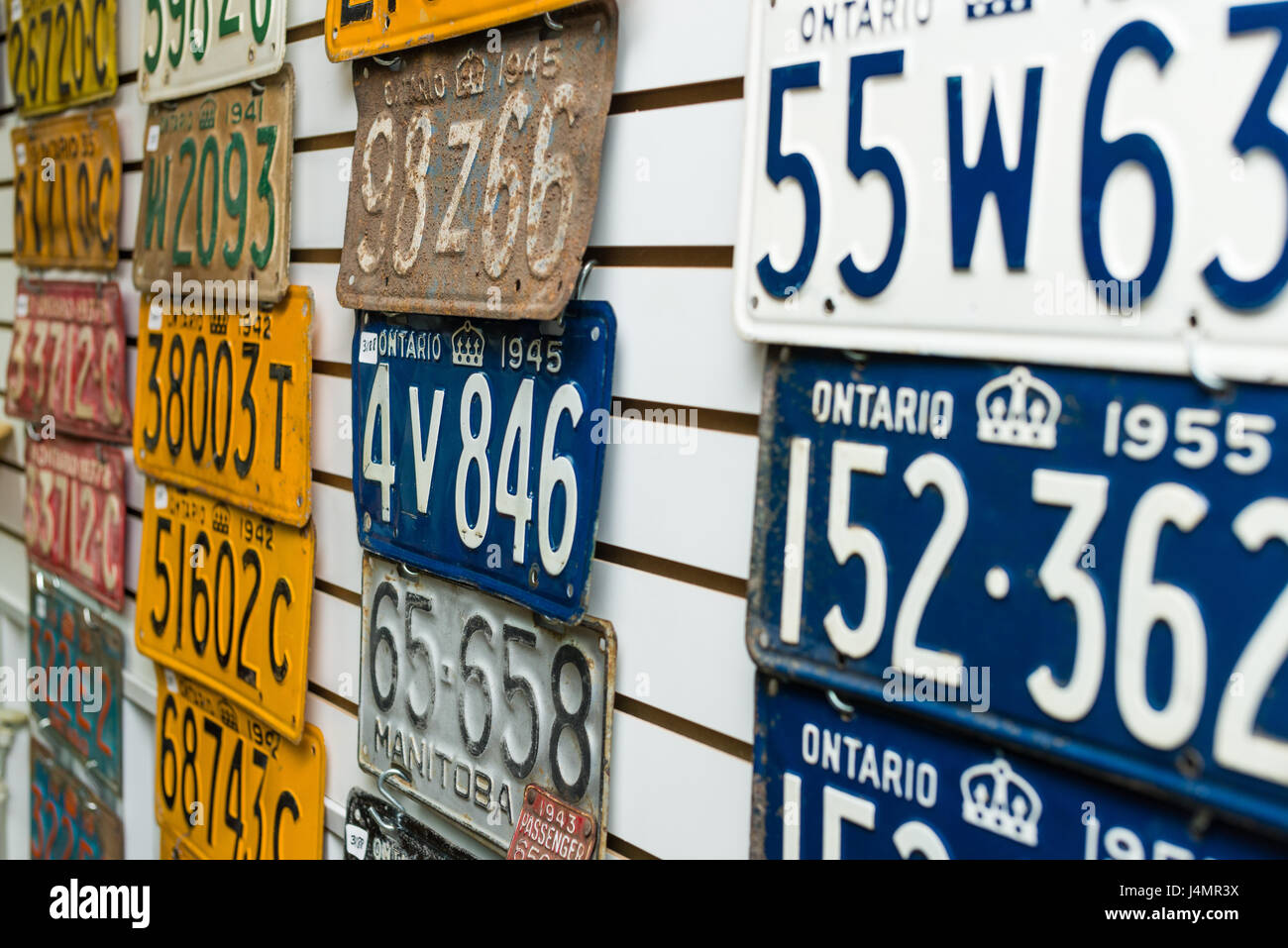 Les anciennes plaques d'immatriculation des véhicules affichés sur le mur Banque D'Images
