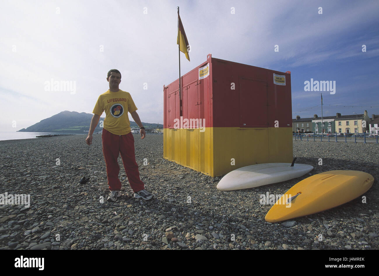 L'Irlande, Dublin, Bray, banlieue balnéaire, plage de graviers, Lifeguard, jumelles modèle ne libération island, plage, gravier, plage, baignade surveillée, l'homme, de sauvetage, de protection du travail, d'un emploi, la plage garde, surveiller, de sécurité, de responsabilité, de tout son corps, à l'extérieur Banque D'Images