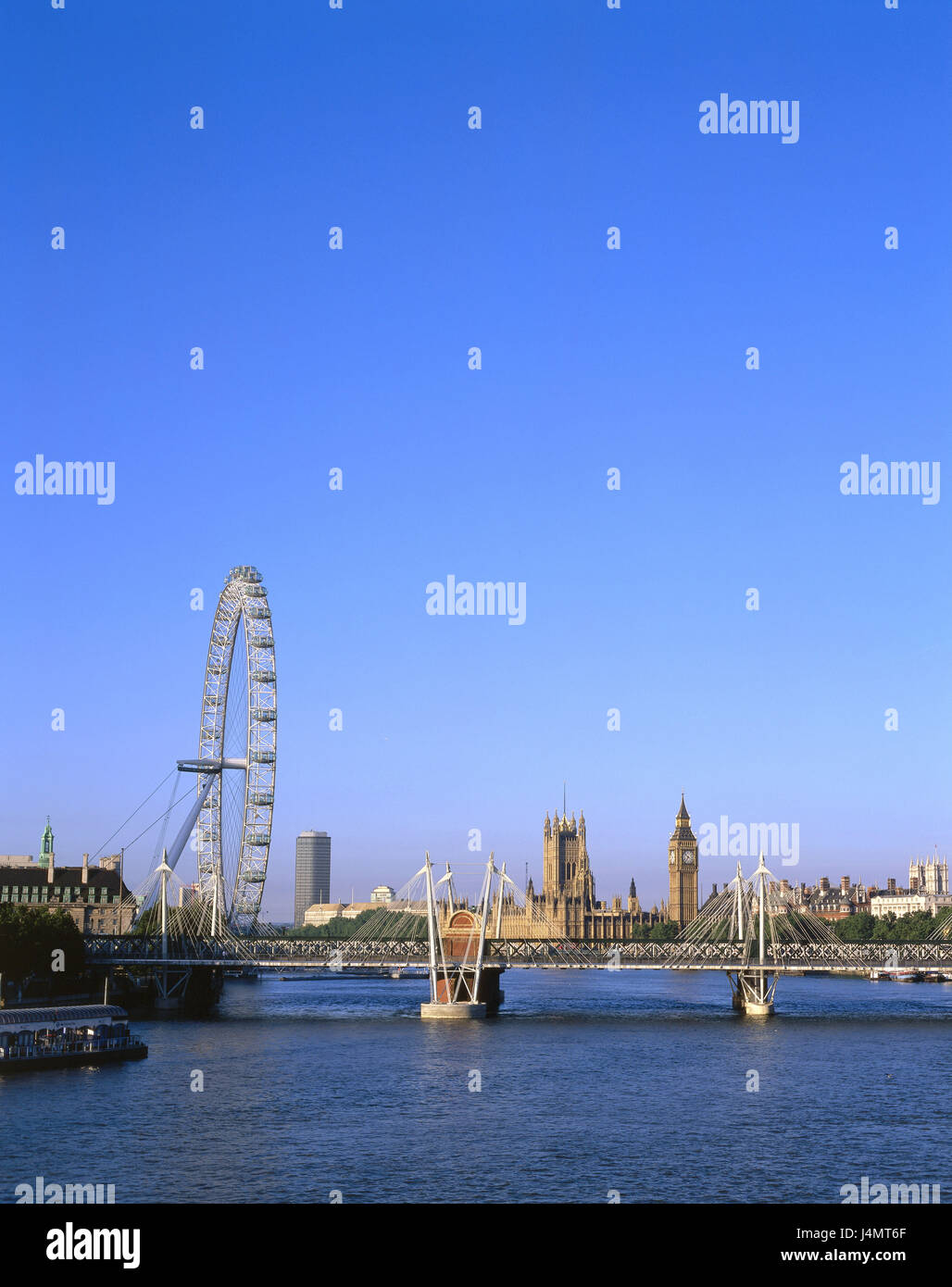 Grande Bretagne, Londres, South Bank, Hungerford Bridge, la Thames, London Eye, vue sur la ville l'Europe, l'Angleterre, ville, ville, capitale, pont, passerelle, roue du millénaire, la grande ourse, la grande ourse, 135 m, l'architecte Mark Barfield Architects, point d'intérêt, l'attraction, chambres du Parlement, Westminster, Big Ben, la Tamise, la rivière, pas de biens, Banque D'Images
